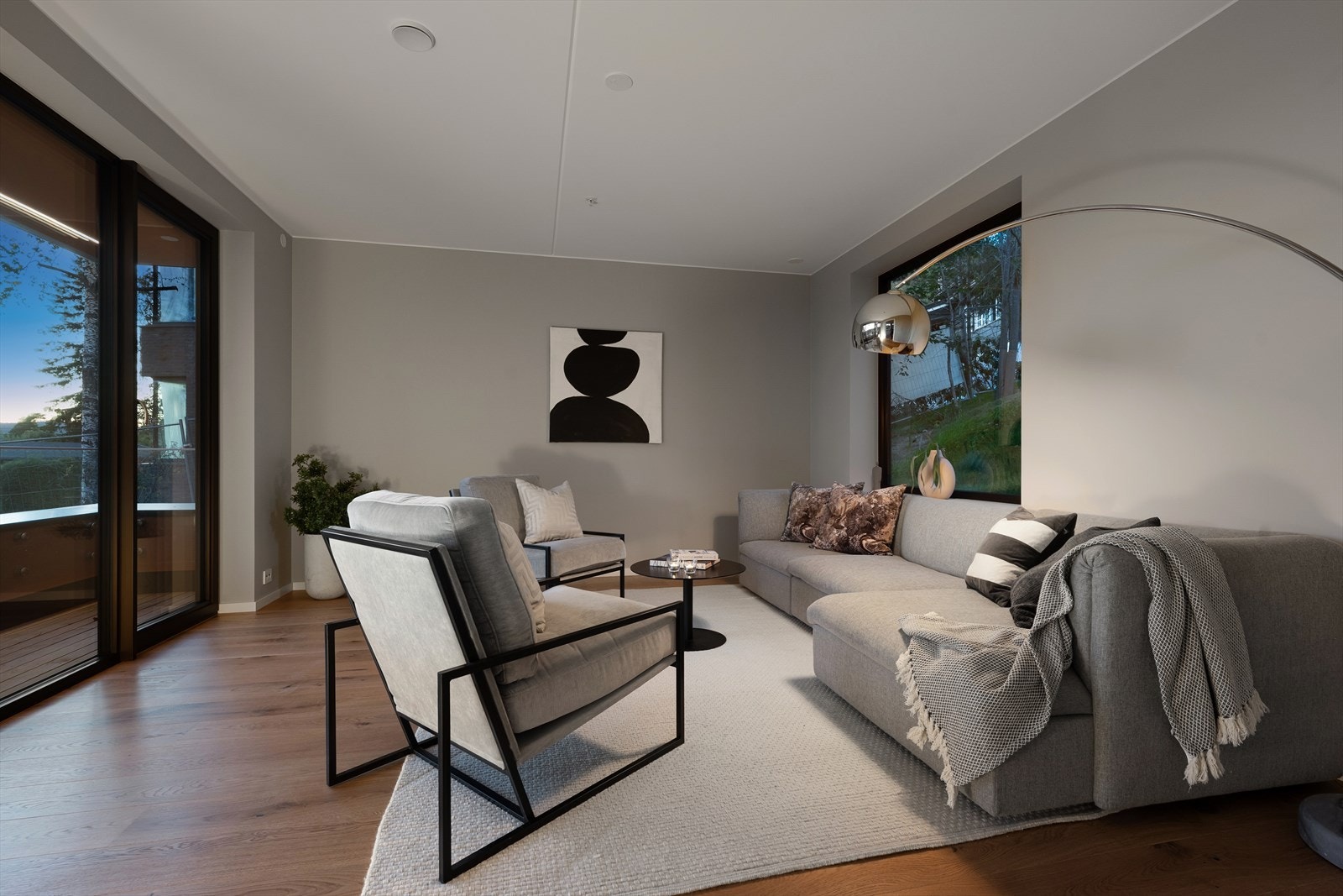 Planløsningen er romslig og funksjonell, med to delikate bad og tre gode soverom - samt et romslig oppholsrom med stue/kjøkken, en separat tv-stue og et eget atrium Galleribilde