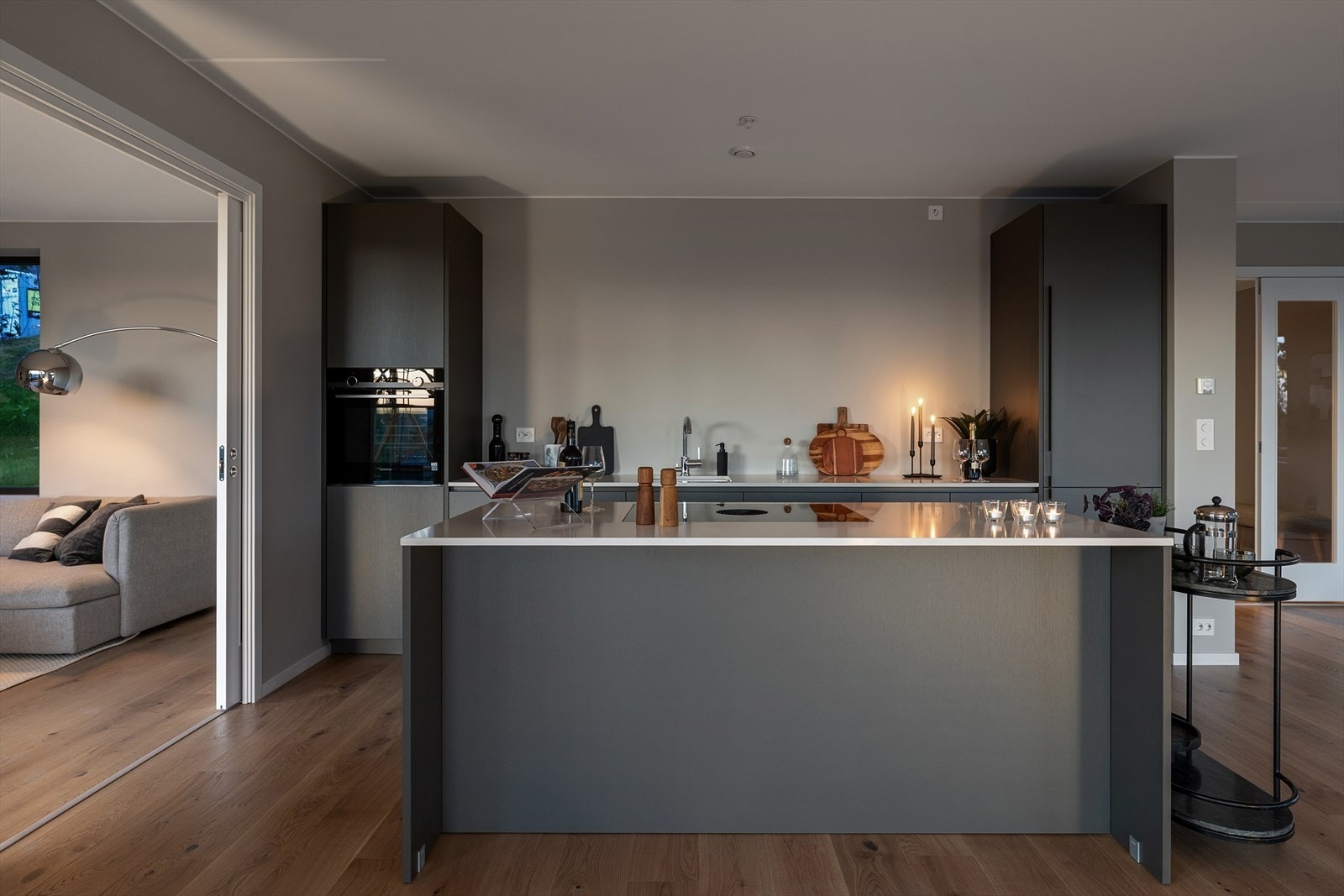 Integrerte hvitevarer, som kjøleskap, oppvaskmaskin, platetopp med induksjon og stekeovn, er levert Galleribilde