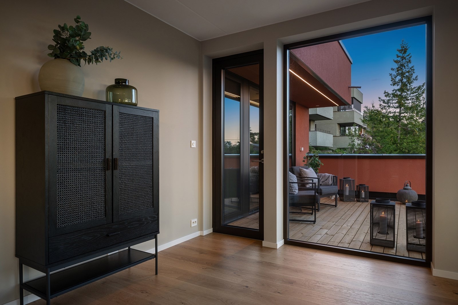 Fra stuen er det utgang til en terrasse på 12 m² Galleribilde