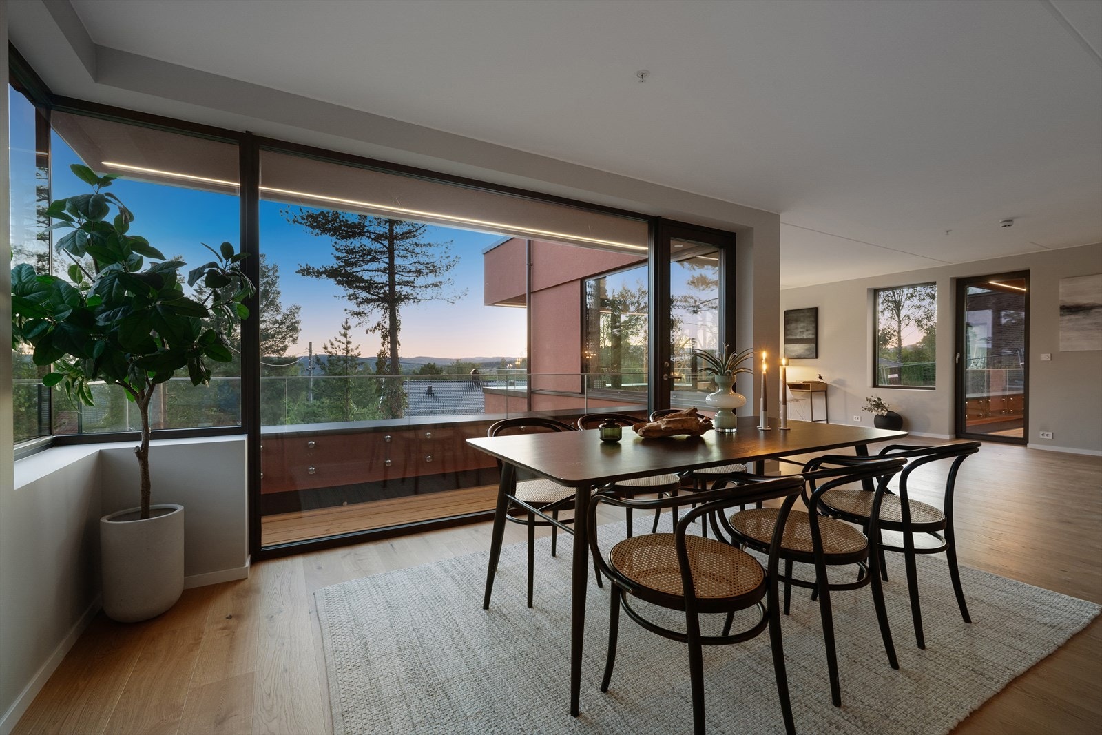 Over 60 m² åpent allrom med kjøkken, spisestue og oppholdsdel Galleribilde