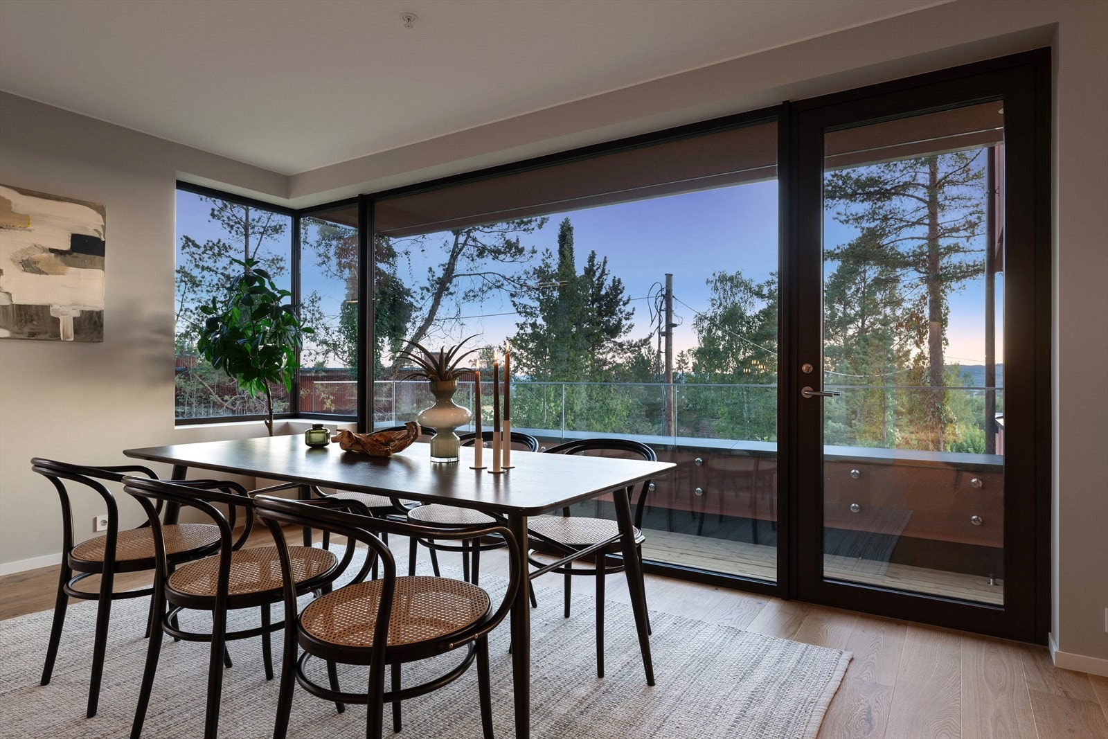 God plass til et stort spisebord med plass til hele familien Galleribilde