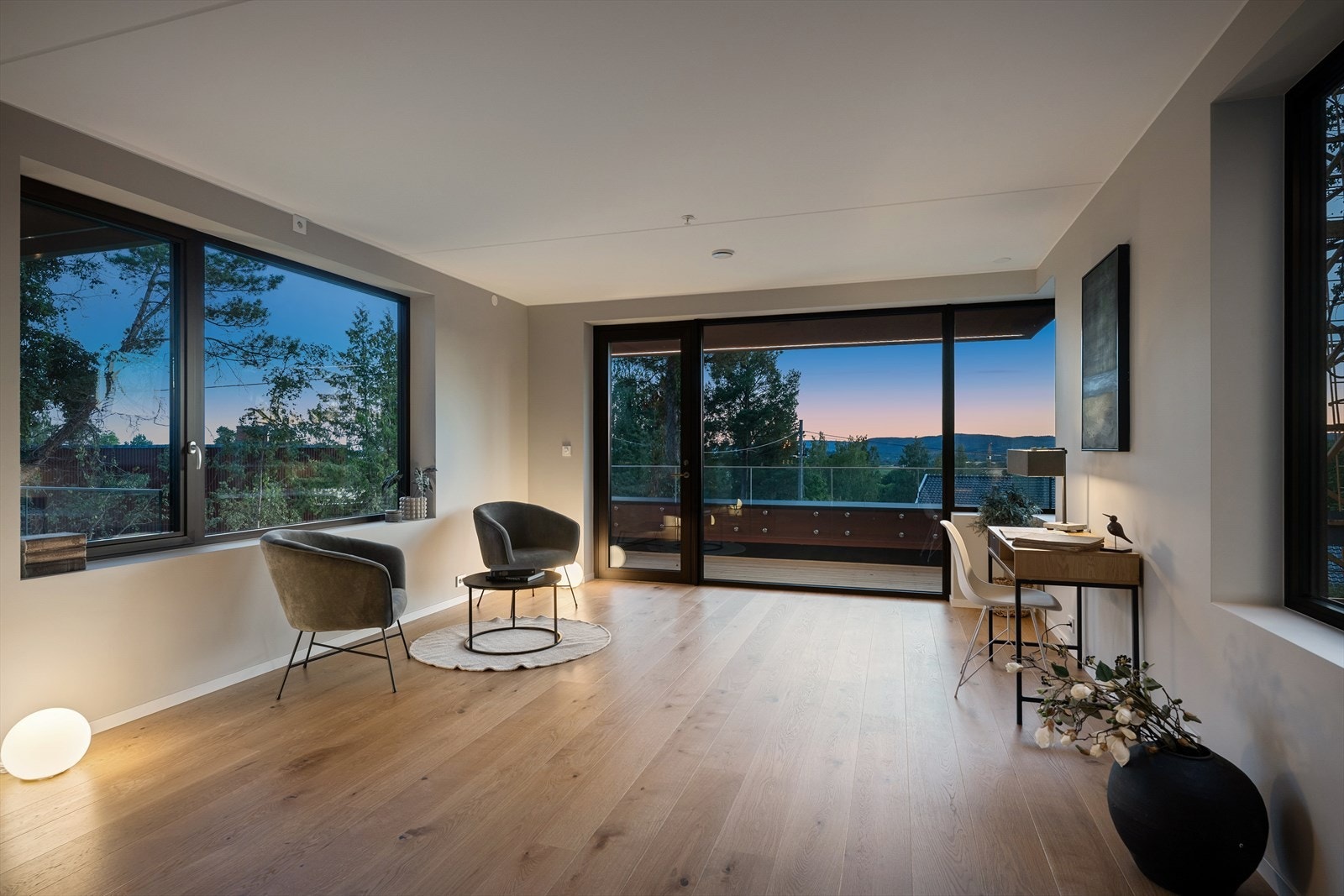 Totalt disponerer boligen to balkonger og to terrasser, med et samlet areal på ca. 29 m² Galleribilde