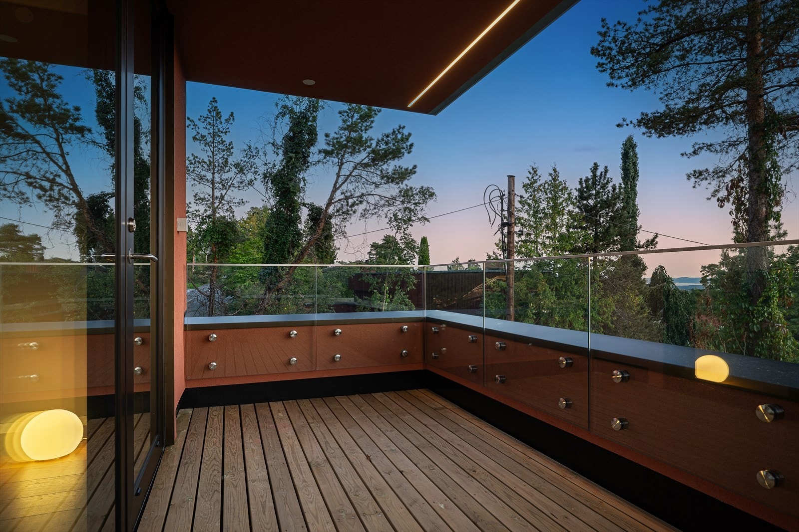 Den største balkongen, med adkomst fra stuen, er målt til 8 m² og har god plass til grill, beplantning og sittegruppe Galleribilde