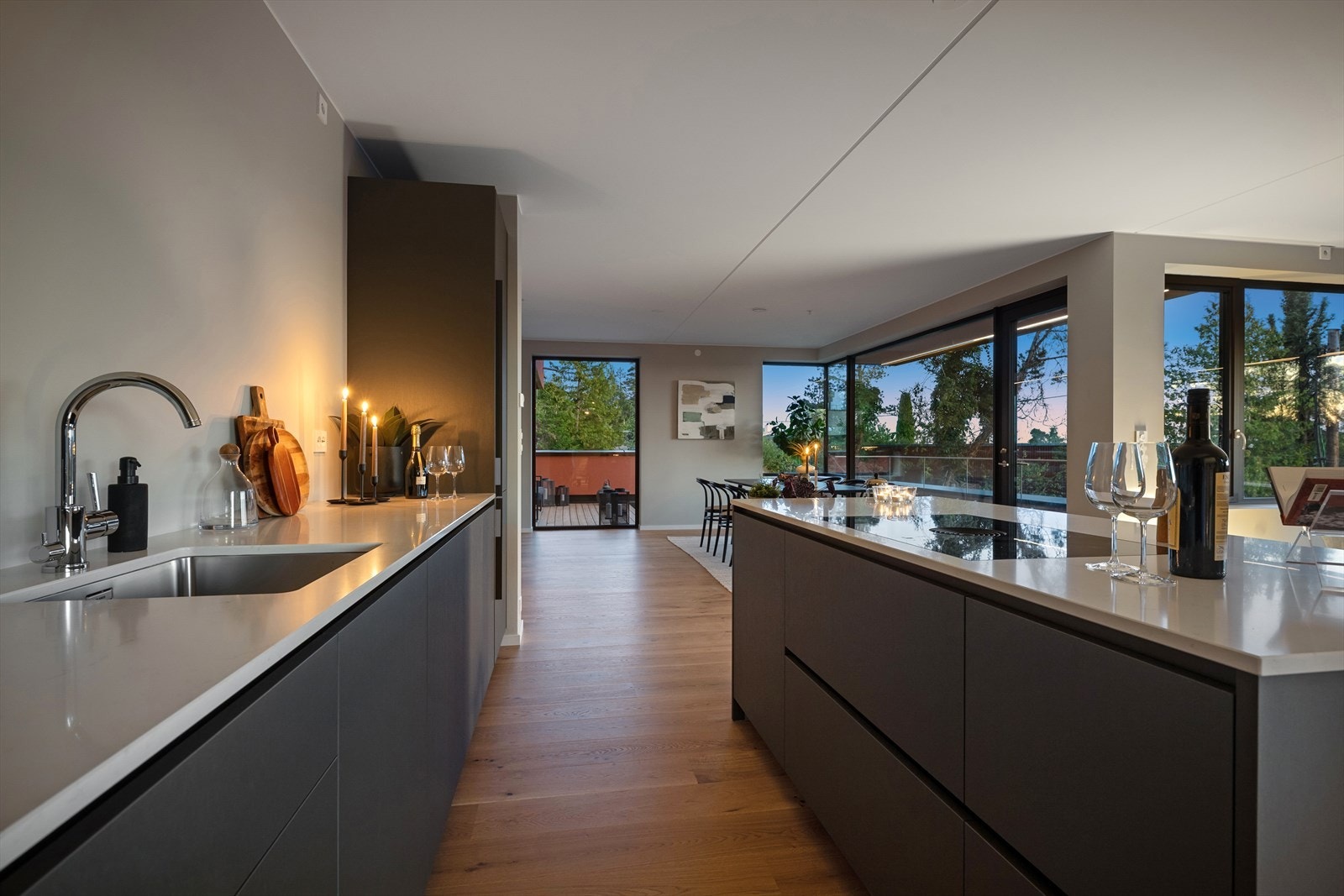 Kjøkkenet, levert av Expo Nova, er fra Poliform og holder høy standard med integrerte hvitevarer og kompositt benkeplate Galleribilde