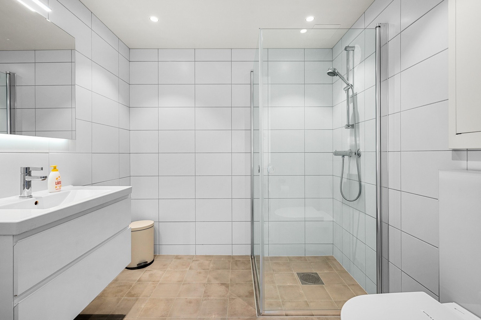 Hovedsoverommet har adkomst til eget privat bad. Også utstyrt med vegghengt wc, servantskap og opplegg for vaskemaskin. Galleribilde