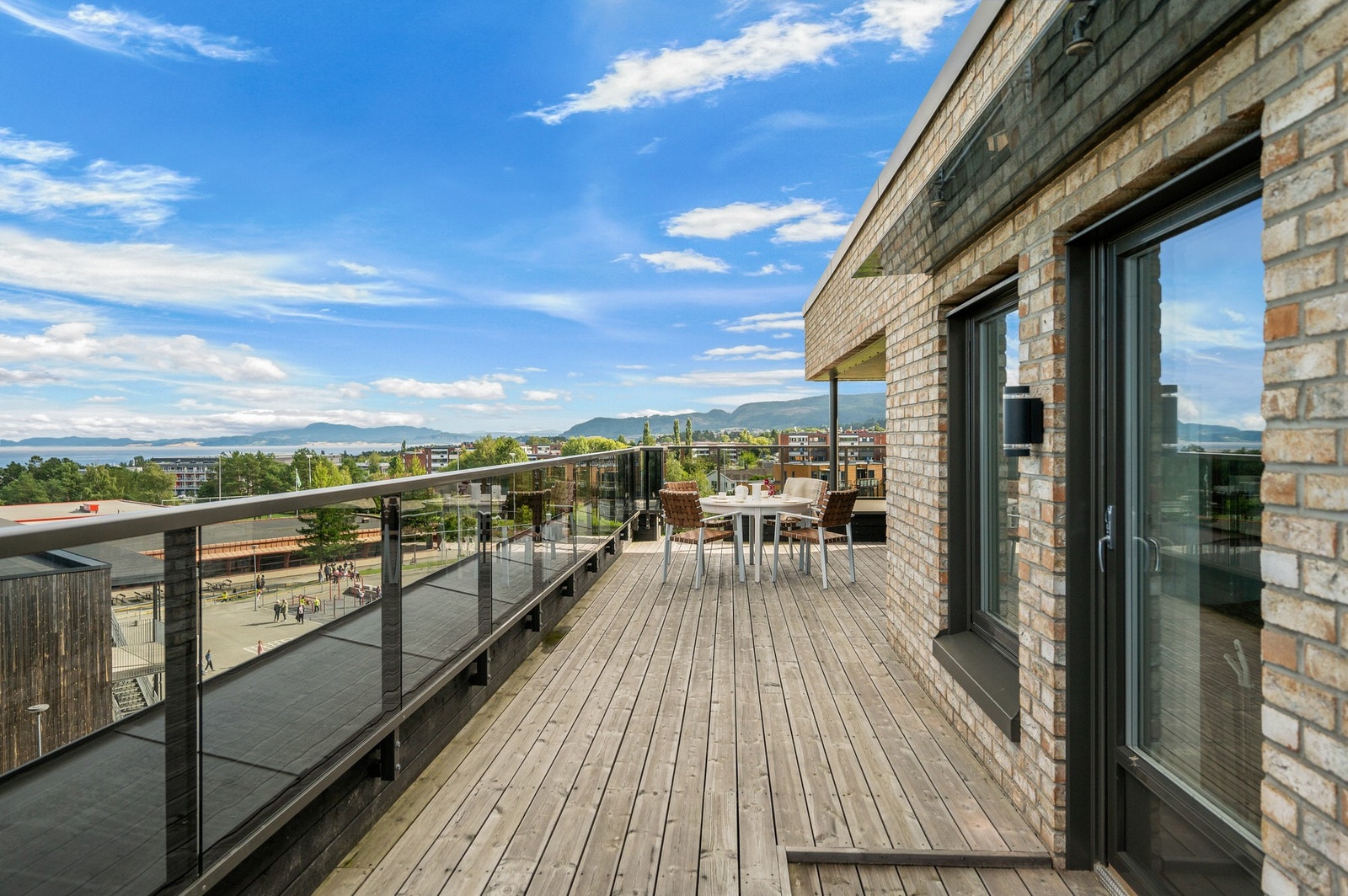 Leiligheten har en takterrasse på hele 50 kvm vendt mot fjorden. På motsatt side av bygget finner du også en flott uteplass. Galleribilde