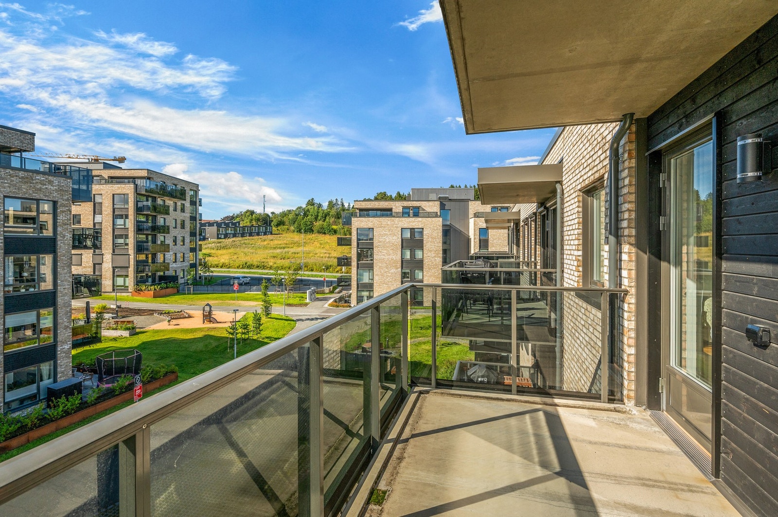 Strindalia ble bygd i 2021 og har store og flott friareal for beboere. Det er parkeringsplass i p-kjeller samt bod. Gjesteparkering ligger like i nærområdet. Galleribilde