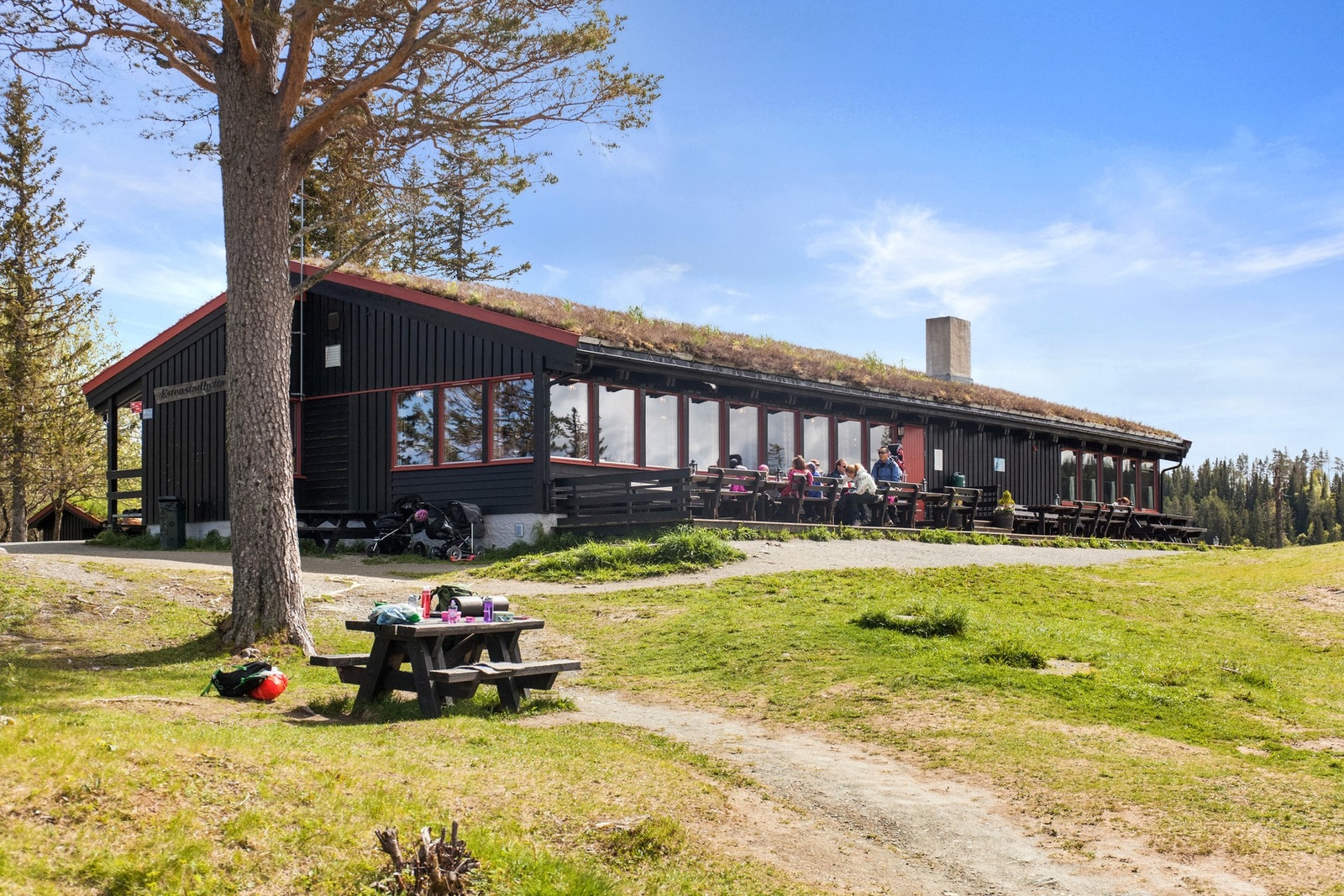 Estenstadhytta er et populært turmål for beboere i området. Her serveres det middag på både onsdager og torsdag. Galleribilde