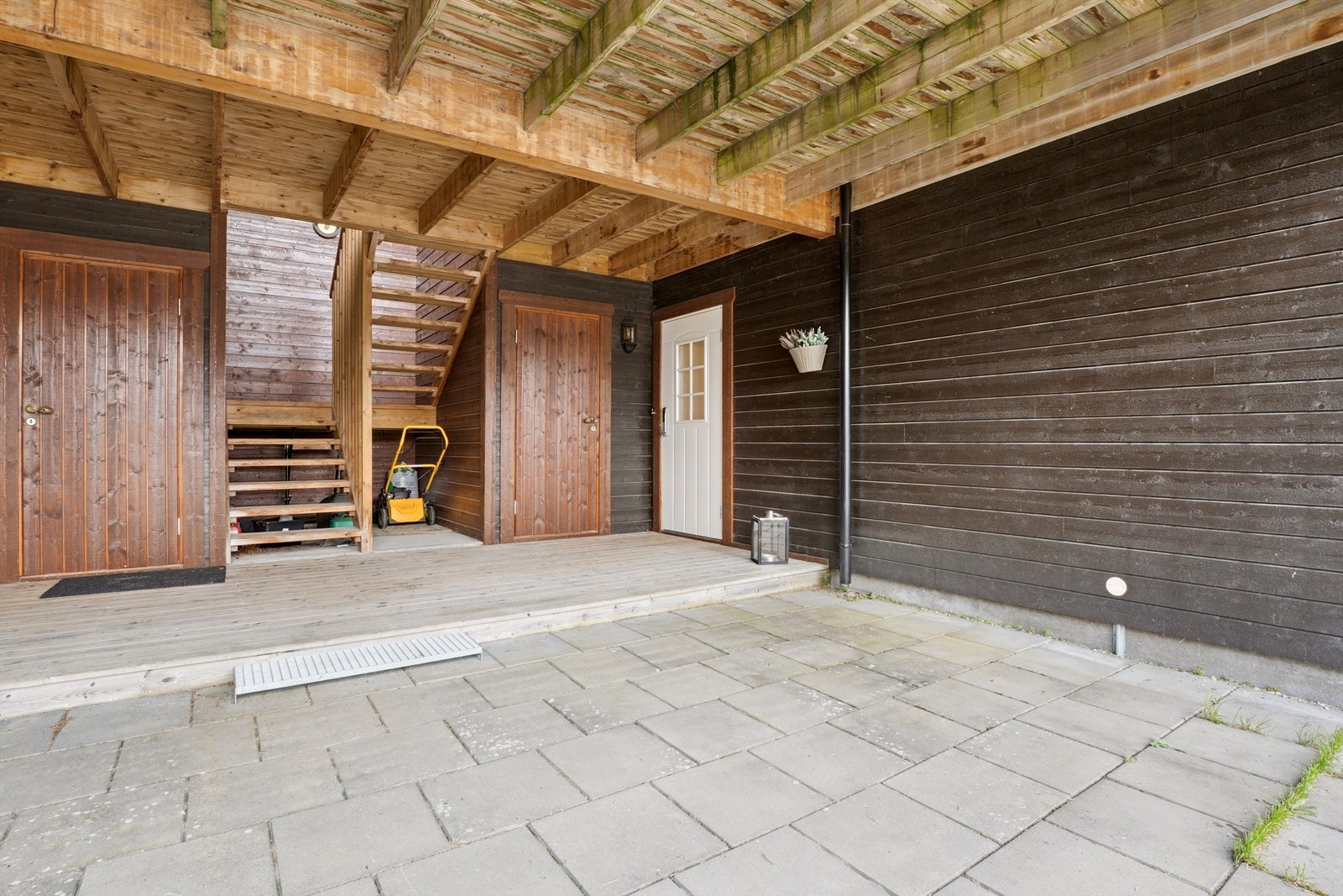 Overbygget inngangsparti med adkomst til bod rett utenfor døra. Galleribilde