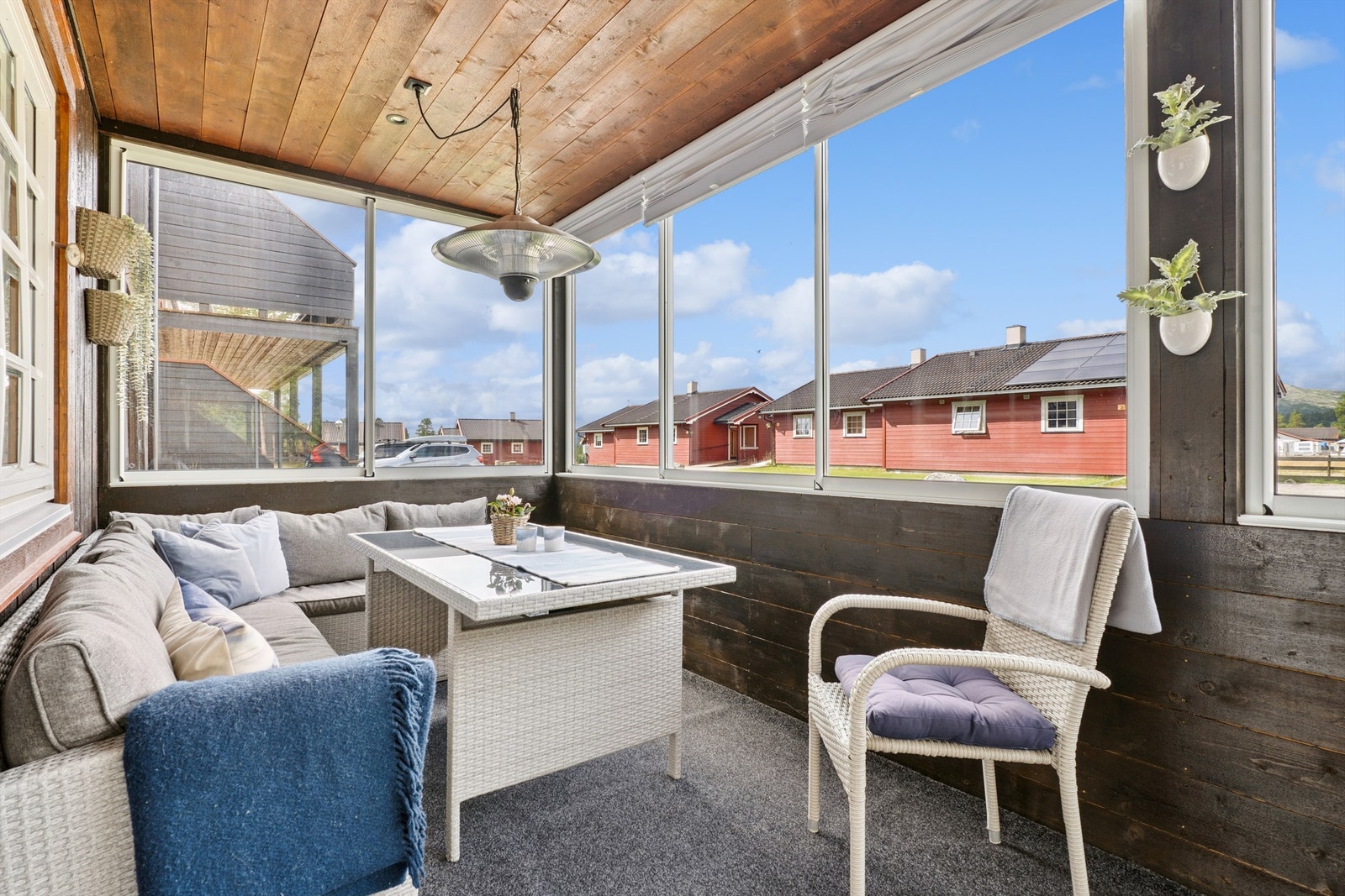 Fra stuen er det utgang til en romslig, innglasset terrasse på 14m². Uteplassen ble oppgradert i 2021 med skyvevinduer i stål/aluminium og et tett tak med integrert spottbelysning. Galleribilde