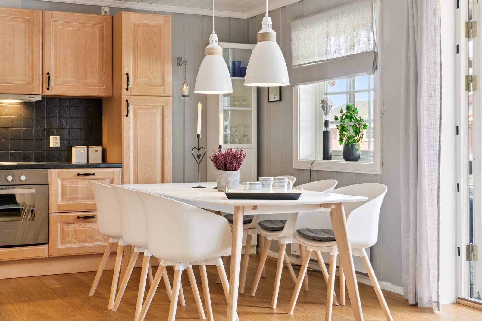 Av integrerte hvitevarer finnes kjøl/fryseskap, oppvaskmaskin, platetopp og stekeovn. Galleribilde