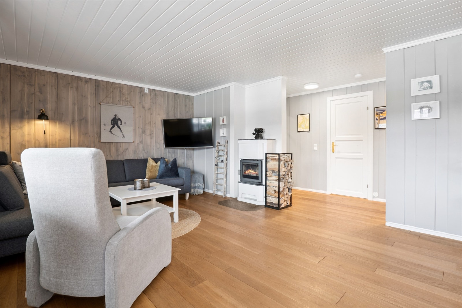 Stuedelen har en elementpipe fra Schiedel og et ildsted som bidrar med varme. Galleribilde