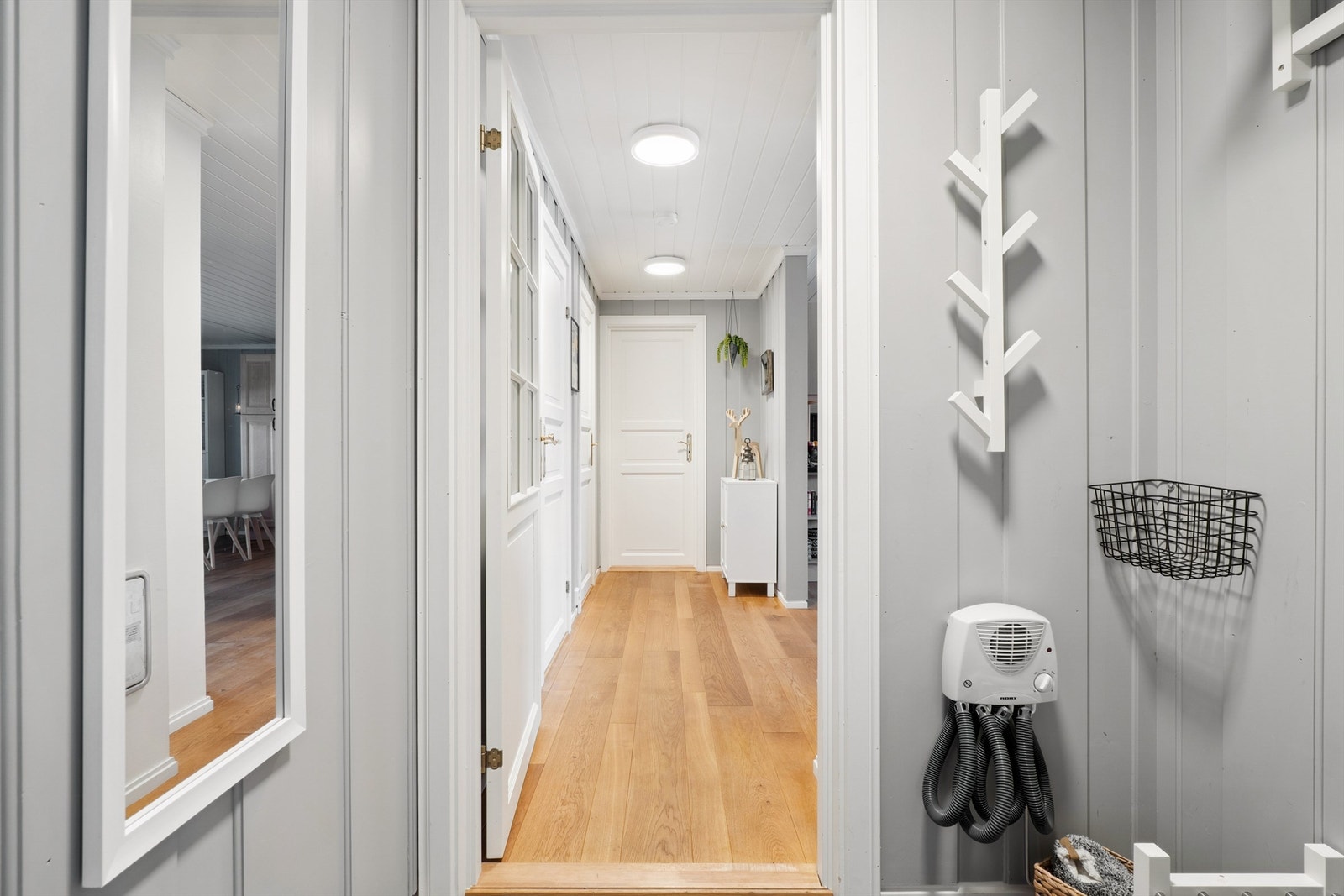 Leiligheten har adkomst via en innbydende entré med elektriske varmekabler. Galleribilde