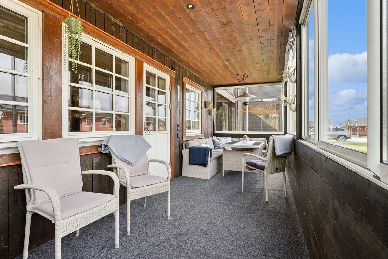 Gulvet er belagt med teppe. Dette er et anvendelig uterom som forlenger sesongen. Galleribilde