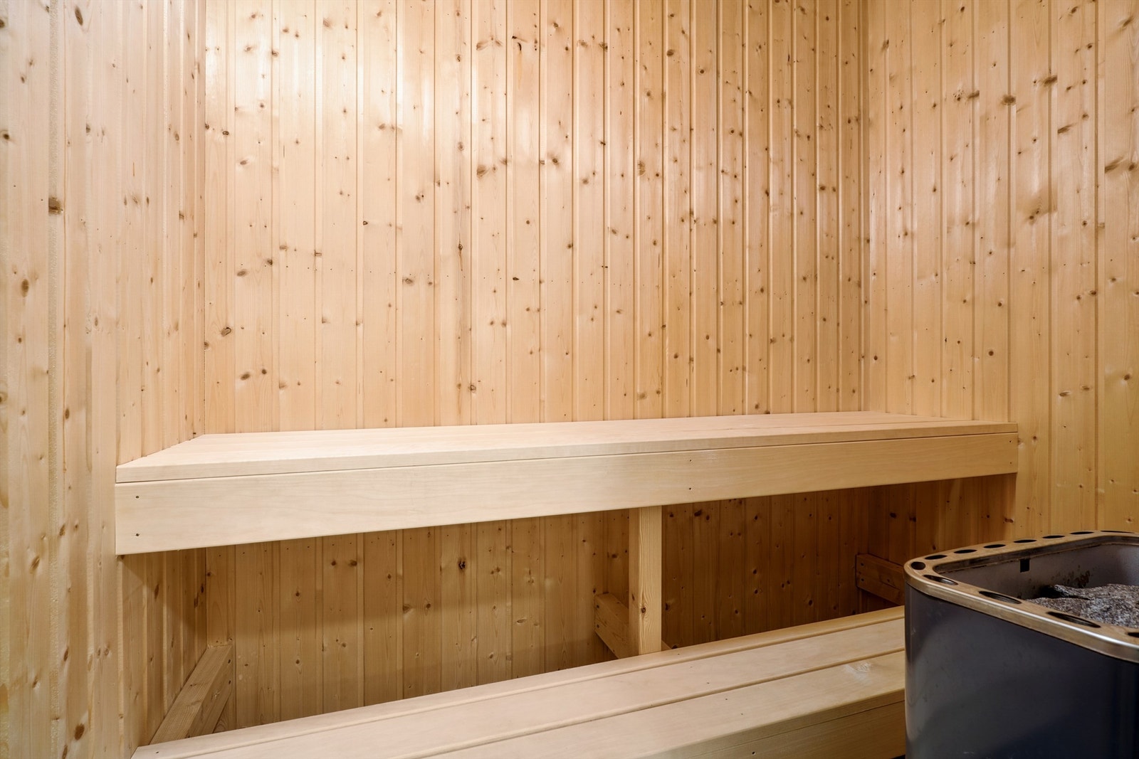 I tilknytning til badet ligger en badstue. Rommet har panel på vegger og tak, fliser på gulv og er utstyrt med en elektrisk badstuovn. Galleribilde