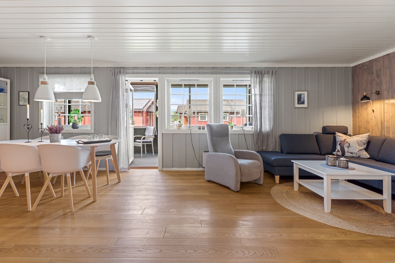 Den åpne stue- og kjøkkenløsningen gir rommet en romslig følelse. Galleribilde