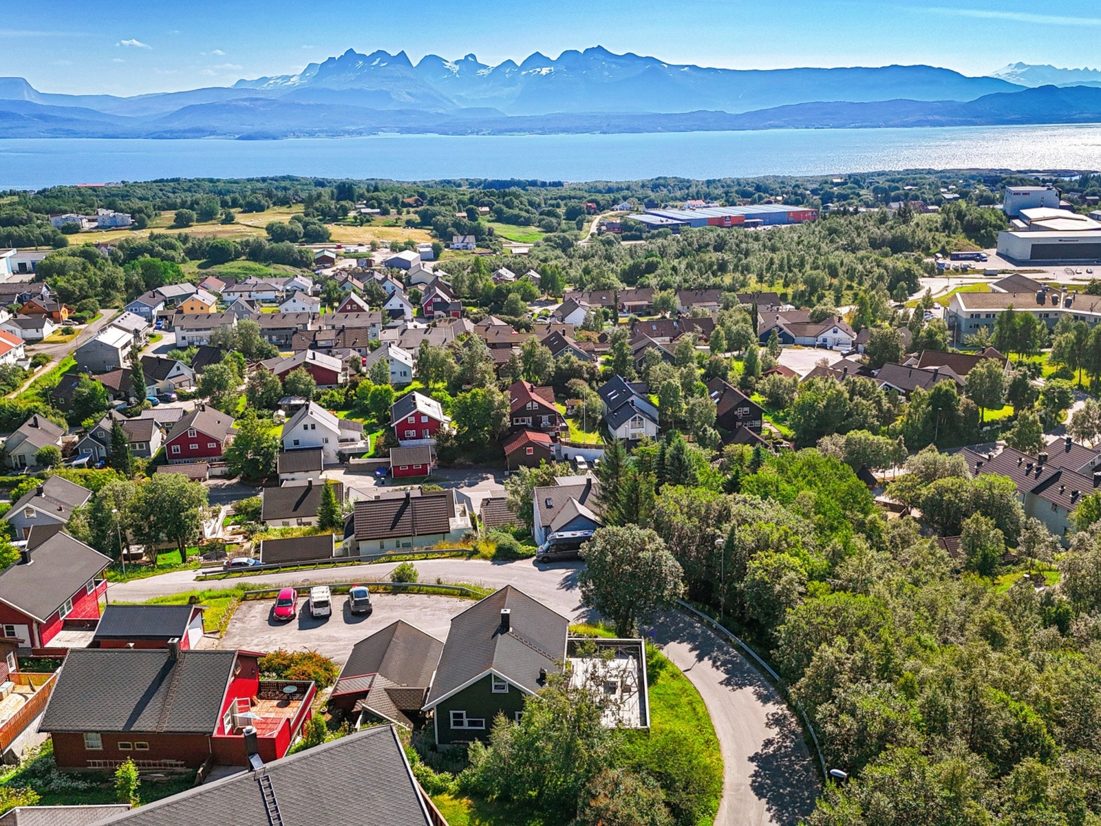 For dagligvarehandel er Coop Extra Mørkved tilgjengelig ca. 500 meter unna, og offentlig transport er lett tilgjengelig med bussholdeplass Greisdalslia ca. 200 meter fra eiendommen. Galleribilde