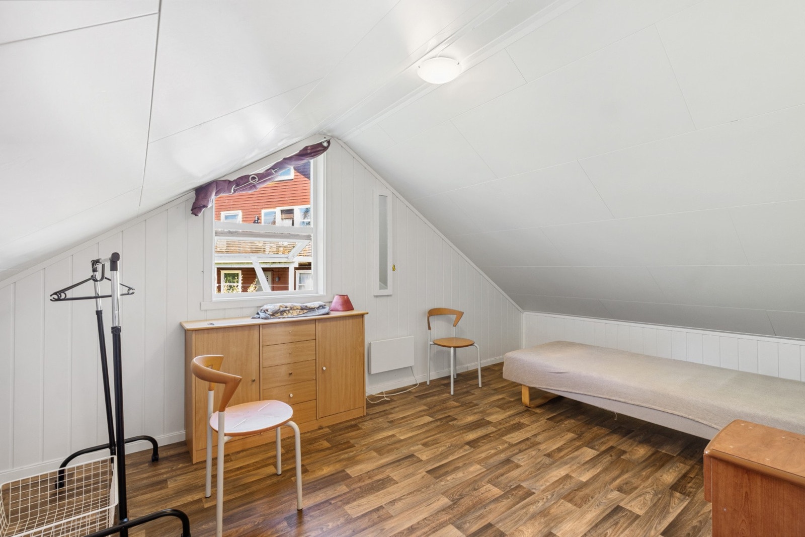 Like ved loftstuen finner du et lyst rom med skråtak og lun atmosfære. Galleribilde