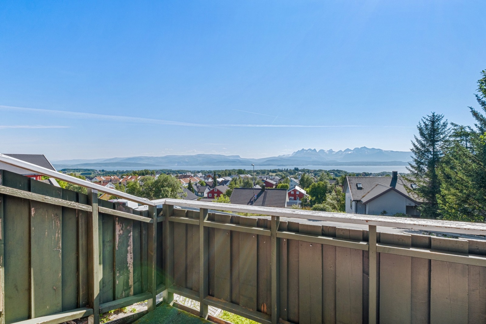 Rett utenfor stuen har du horisont og ikoniske fjellformasjoner som bakteppe. Galleribilde