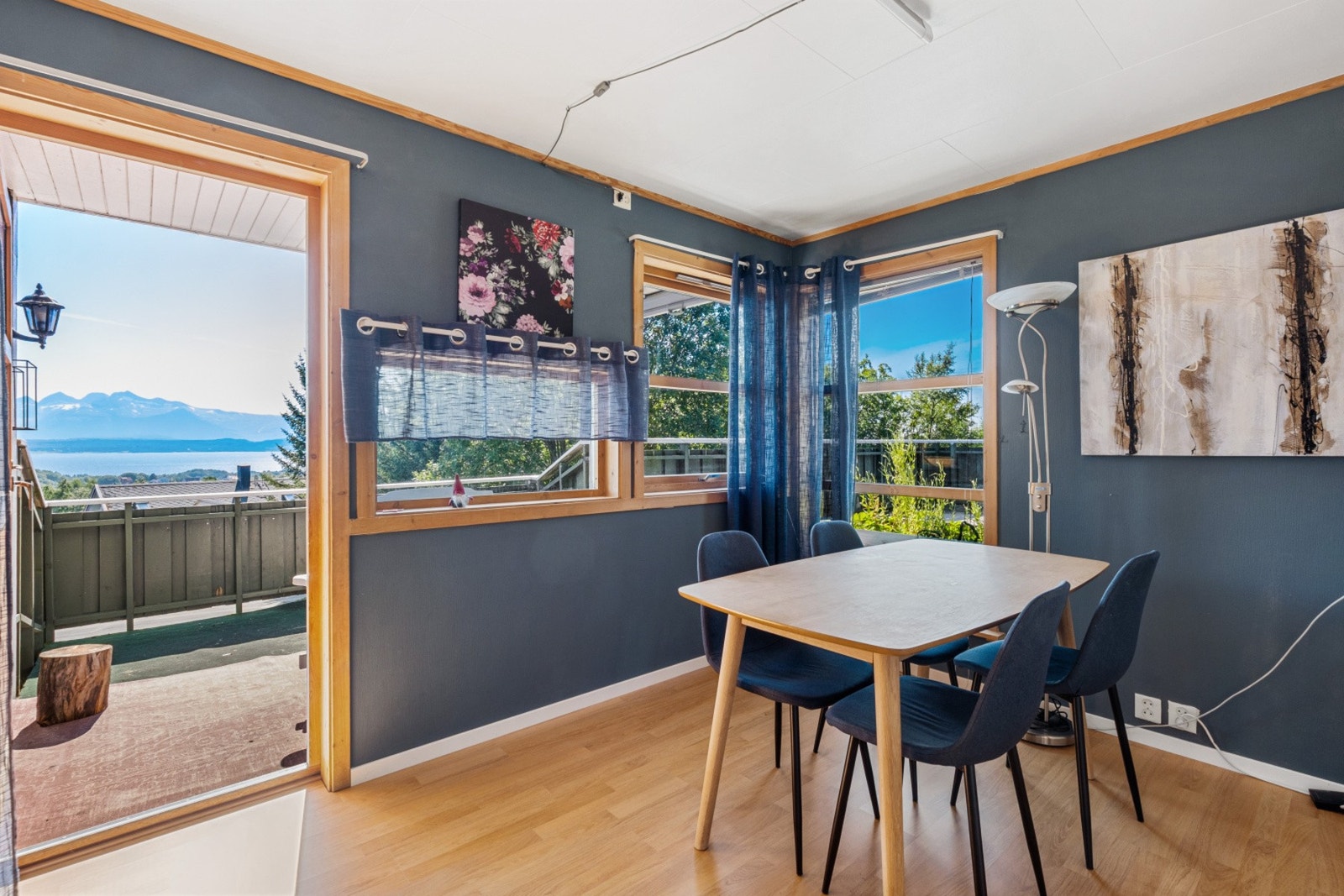 Rett fra spiseplassen åpner døren seg mot horisonten Galleribilde