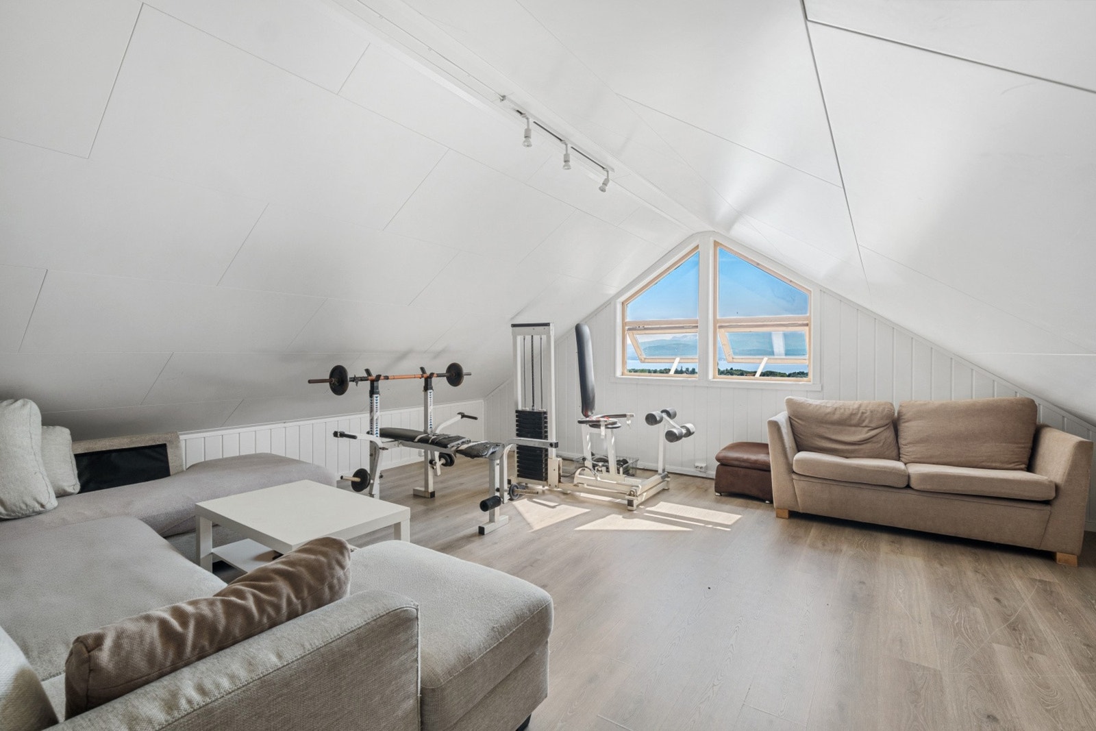 Videre opp i loftsetasjen åpner det seg en lys og luftig sone - perfekt for både avkobling og aktivitet. Galleribilde