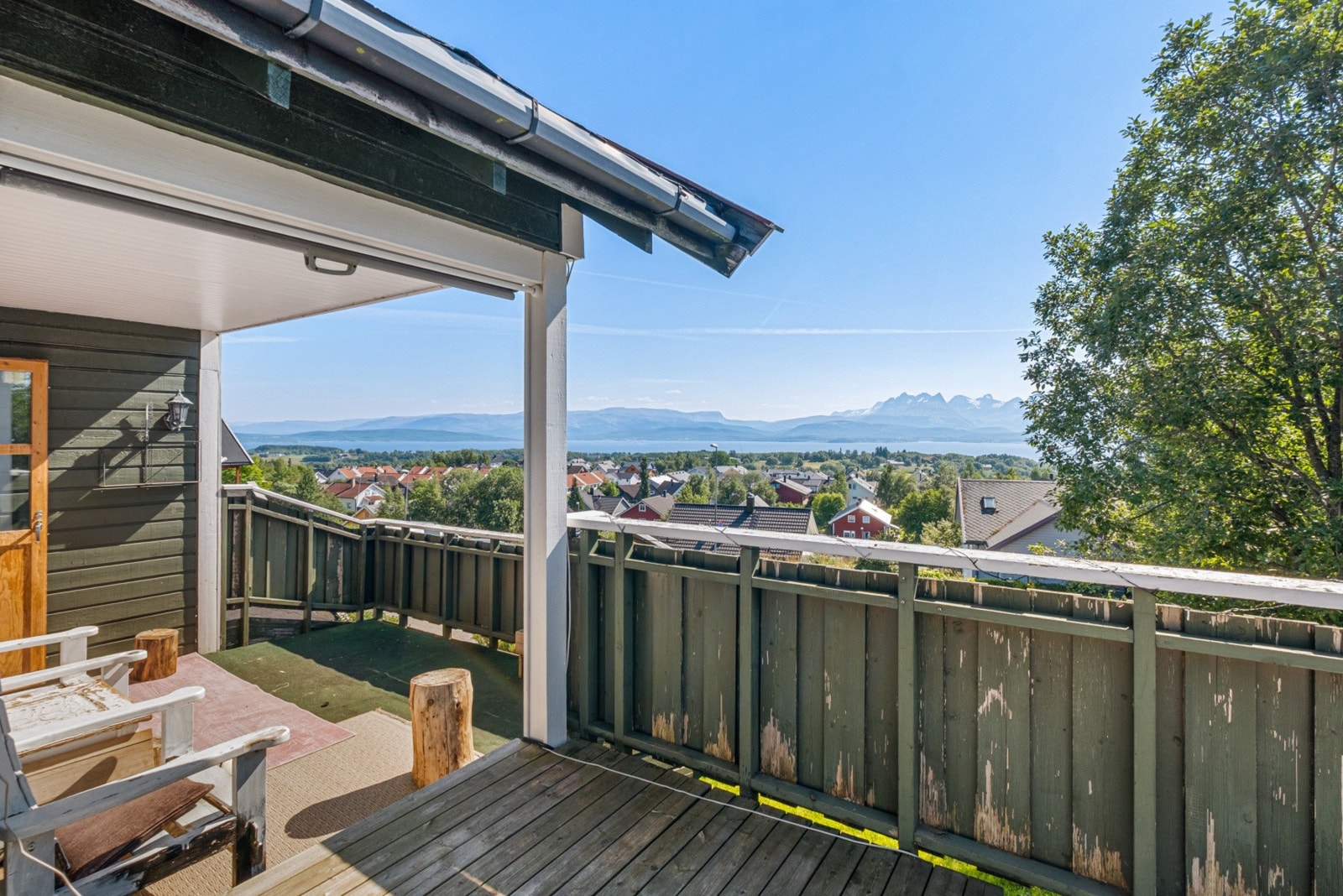 Videre ut herfra får du takoverbygg, morgensol og utsyn som strekker seg helt til horisonten. Galleribilde