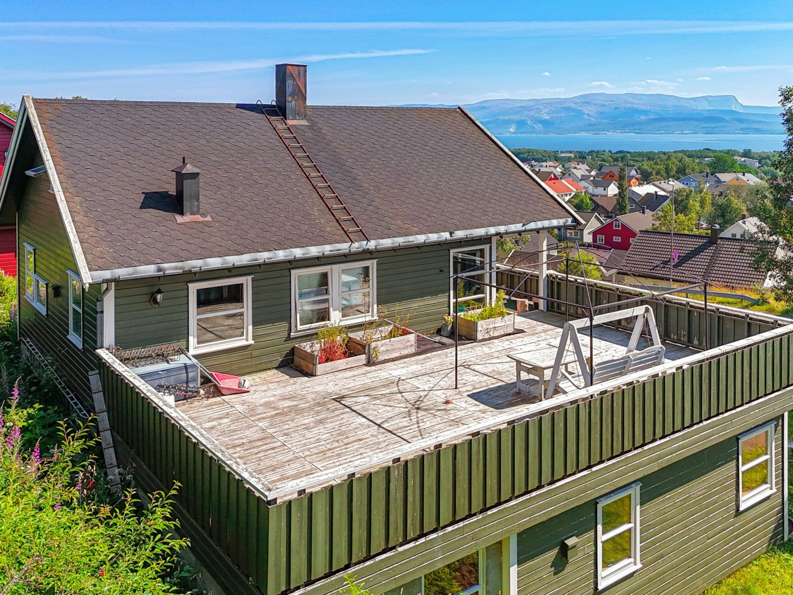 Velkommen til Greisdalsveien 45 - en frittliggende enebolig med stor terrasse og utsikt mot fjord og fjell. Galleribilde