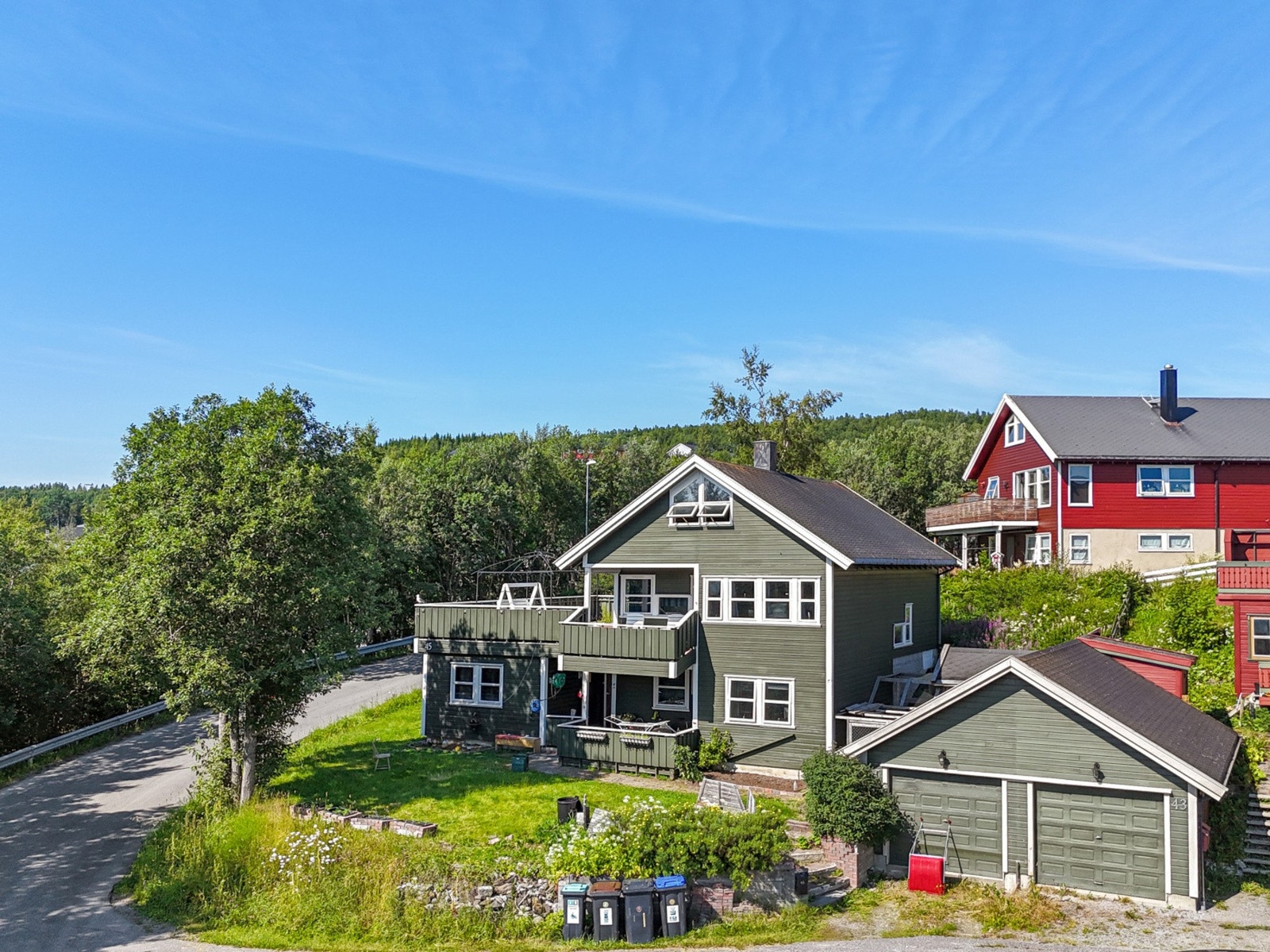 Dobbel garasje - godt plassert i et rolig og etablert nabolag. Galleribilde