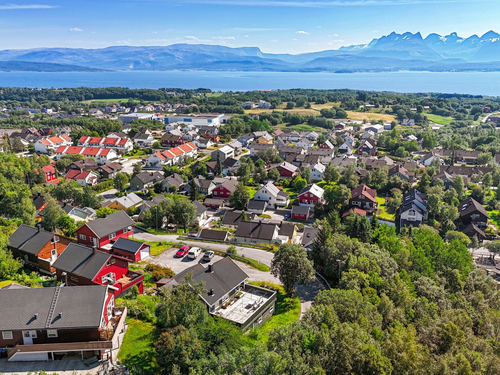 Et levende boligmiljø omkranset av natur, med fjell og hav som majestetisk bakteppe. Galleribilde