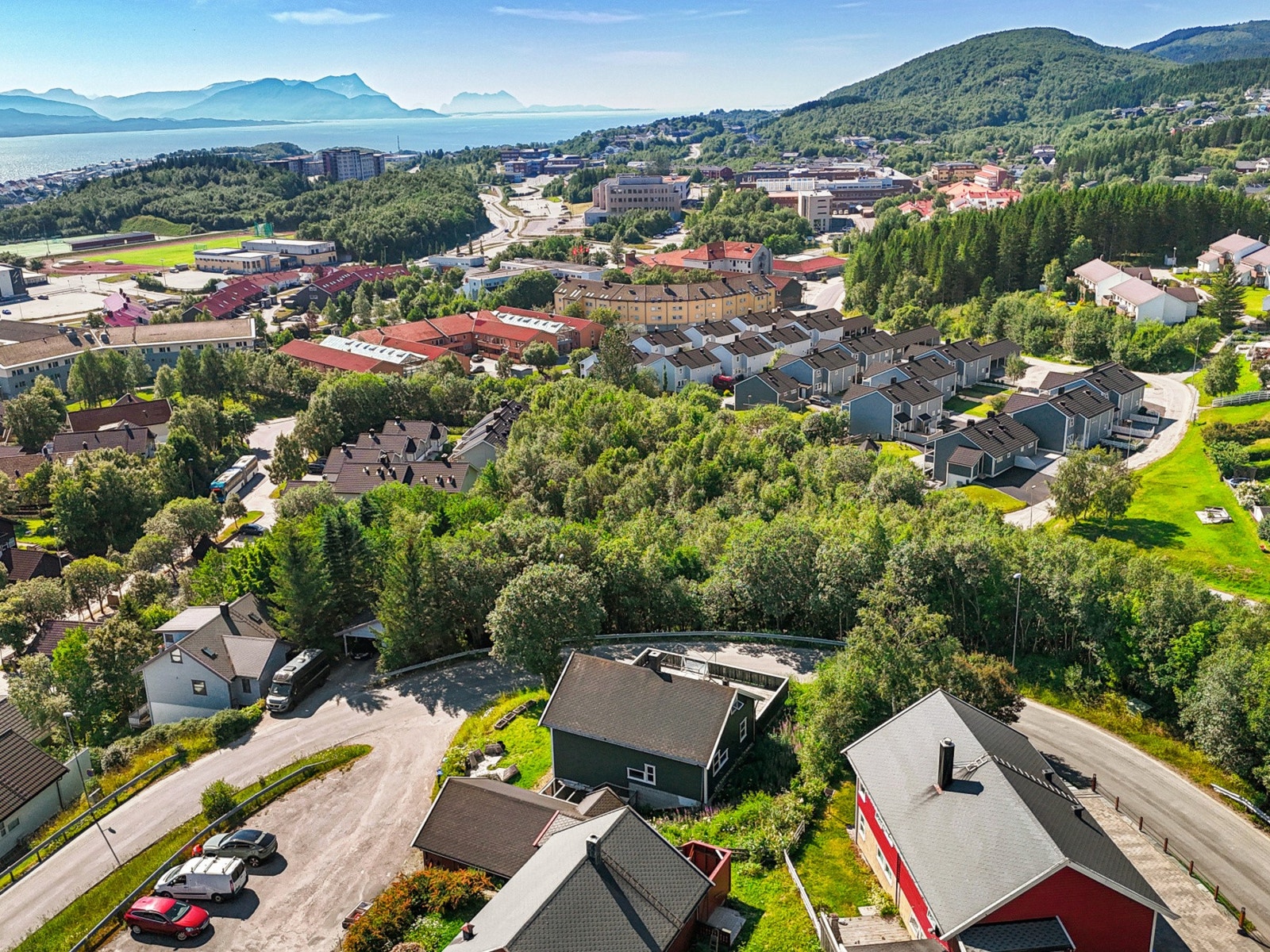 Området har en god balanse mellom rolig boligmiljø og nærhet til byens fasiliteter, og Bodø lufthavn nås på ca. 16 minutter med bil. Galleribilde