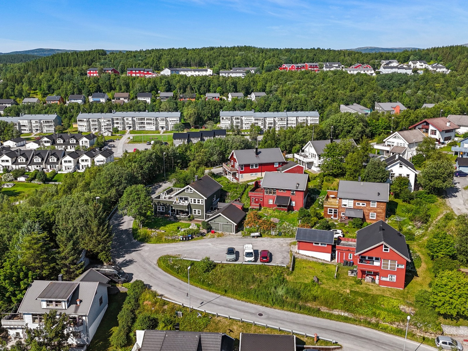 Oversiktsbildet viser et rolig boområde omgitt av grønt, med kort vei til alt du trenger. Velkommen til visning! Galleribilde