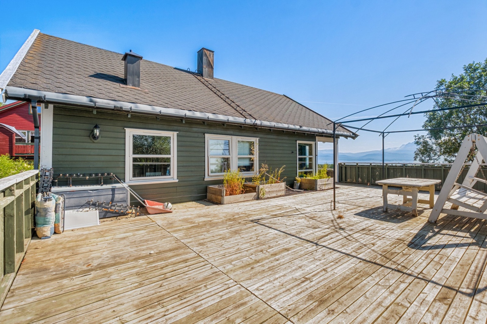 Balkongen er perfekt for drivhus, langbord eller kveldssol i rolig omgivelse. Galleribilde