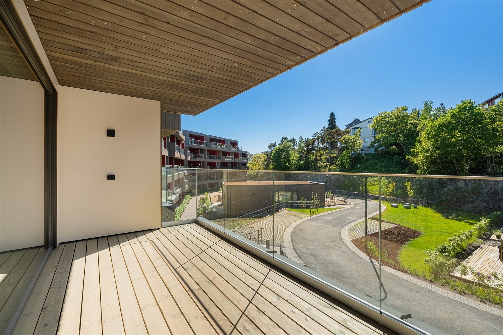 Romslig, vestvendt balkong med plass til sittegruppe og grill Galleribilde