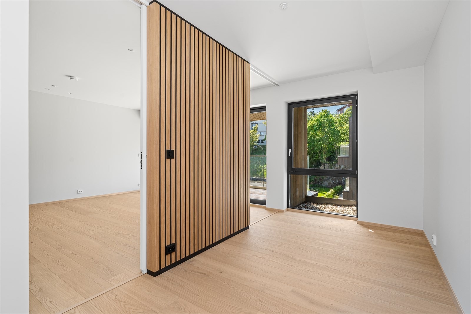 Soverommet har god plass til dobbeltseng og garderobeskap Galleribilde