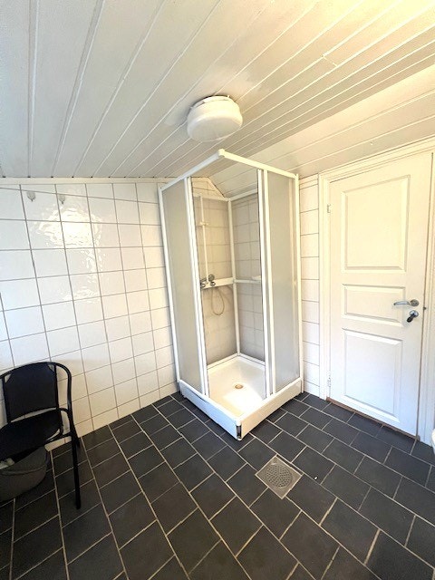 Bad med wc og dusjkabinett, oppleg for vaskemaskin. Galleribilde