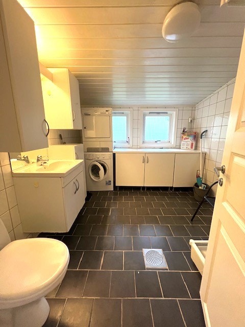 Bad med wc og dusjkabinett, opplegg for vaskemaskin. Galleribilde