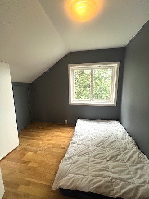 Soverom 1 med garderobeskap. Galleribilde