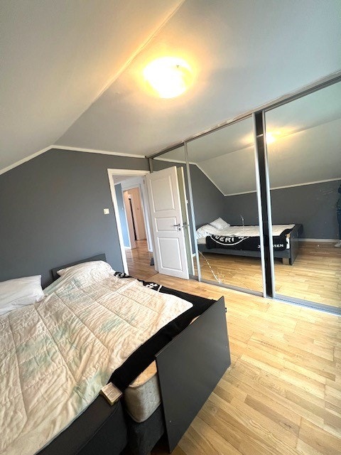 Soverom 2 med garderobeskap. Galleribilde