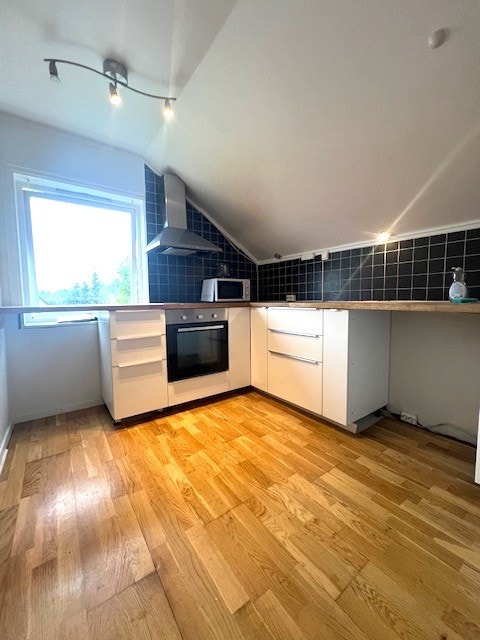 Separat kjøkken med hvitevarer. Galleribilde