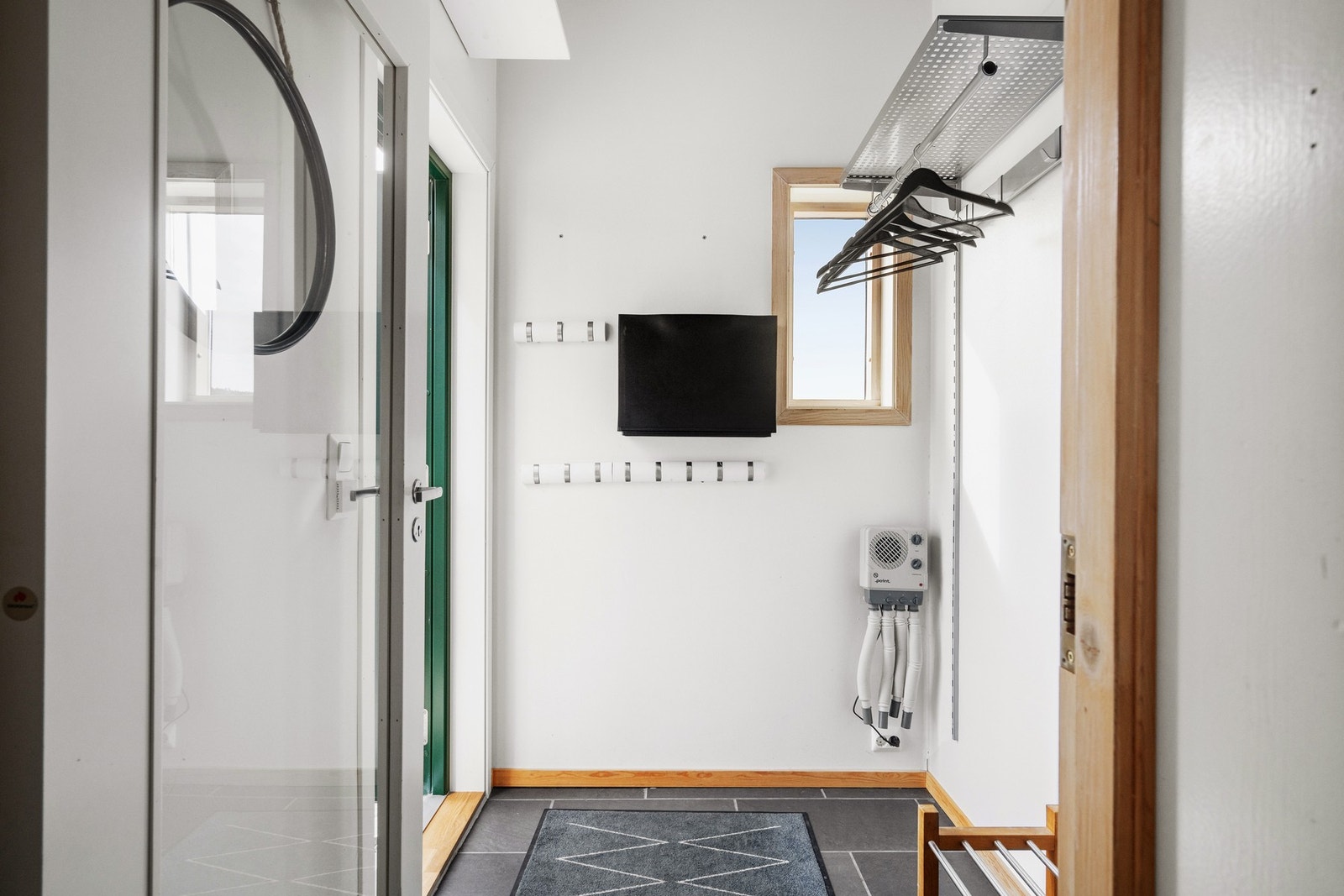 Gang med varme i gulvet og ny ytterdør Galleribilde