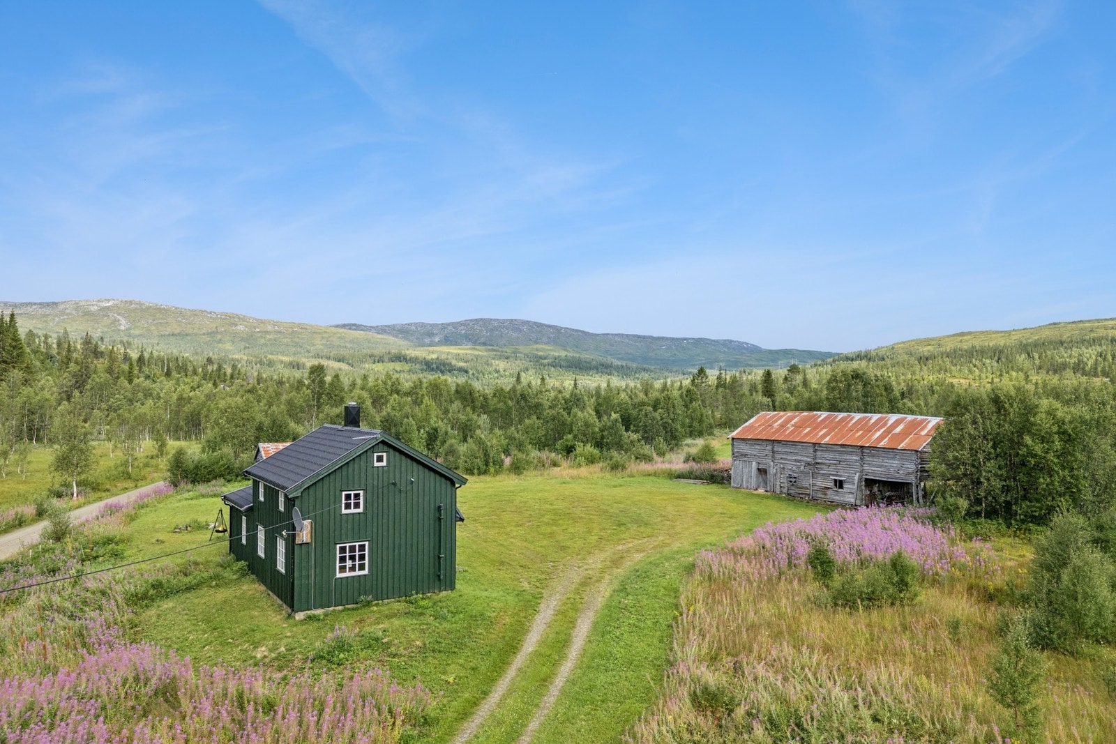 Tomten er flat og gressbevokst, med adkomst via privat vei. Galleribilde