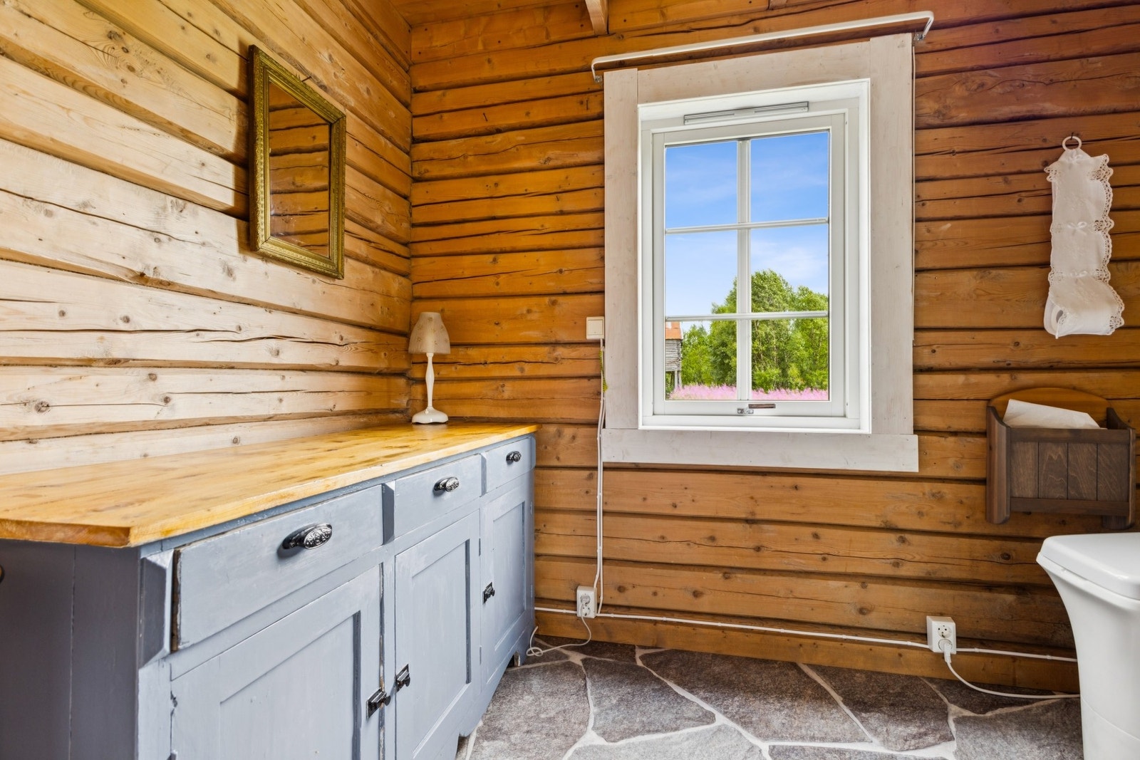 Toalettrommet er utstyrt med dusjkabinett og Cinderella forbrenningstoalett. Vannrør er lagt til tomten, men ikke tilkoblet. Galleribilde