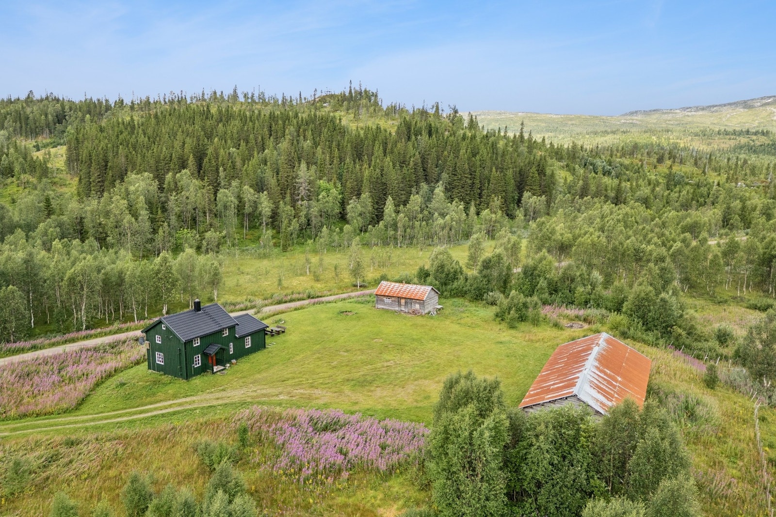 Eiendommen ligger landlig til med gode solforhold og flotte omgivelser. Galleribilde