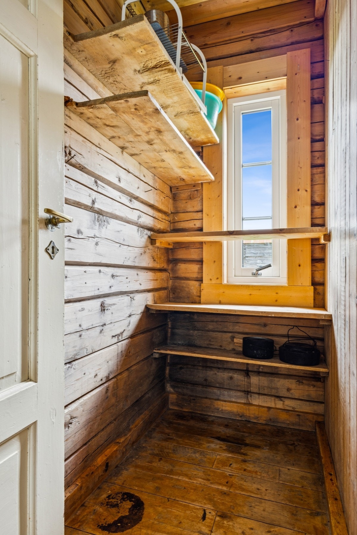 Spiskammers i tilknytning til kjøkkenet. Galleribilde