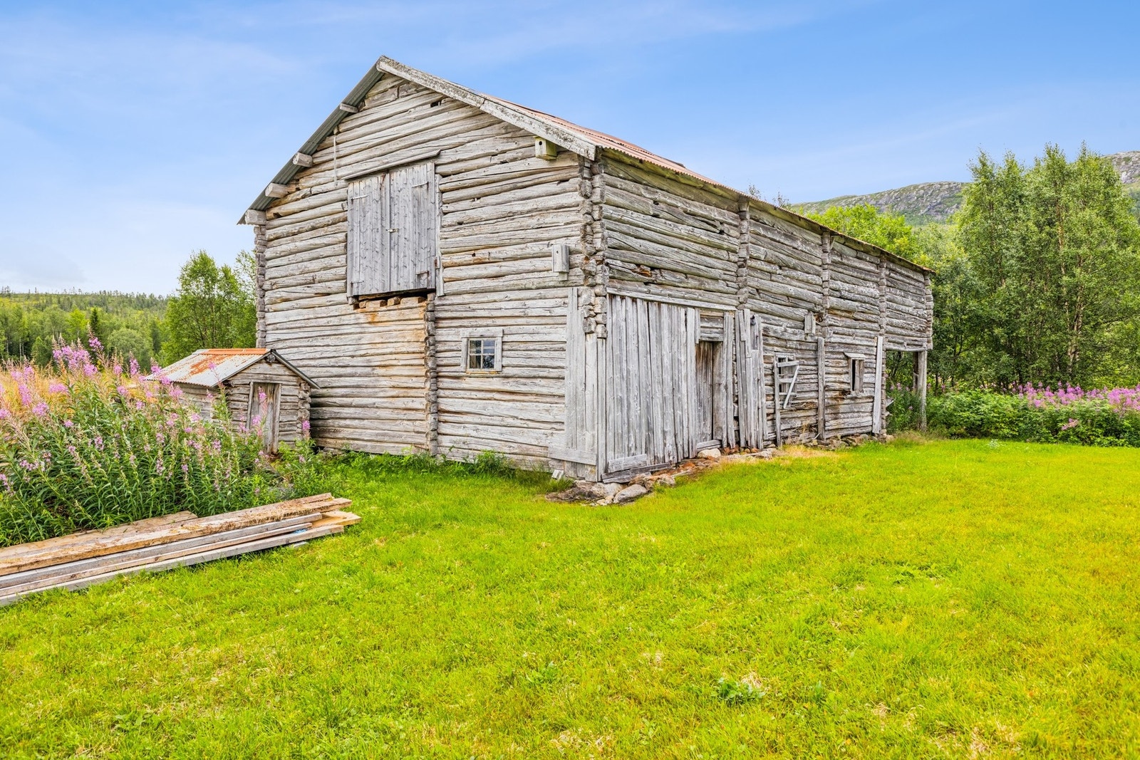 Frittstående bygning fra ca. 1914, tidligere brukt som fjøs og låve. Bygningen har behov for omfattende renovering, alt. sanering. Galleribilde