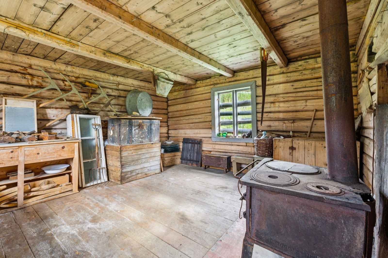 Eldhuset har bod med tregulv, og er et spennende prosjekt for den som ønsker å bevare historien. Galleribilde