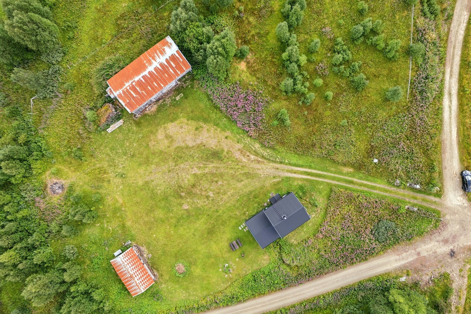Romslig tomt på nesten 5 mål gir rikelig med boltreplass og gode muligheter for friluftsliv. Galleribilde