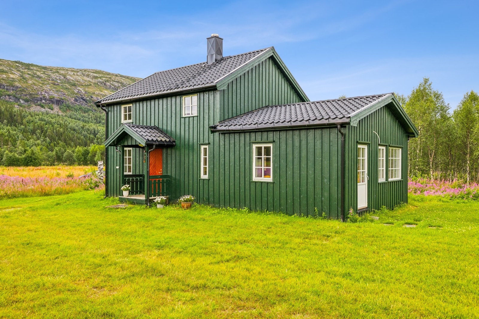 Boligen ble tilbygd rundt 2002, og fremstår med klassisk tømmerkasse på den eldste delen. Galleribilde