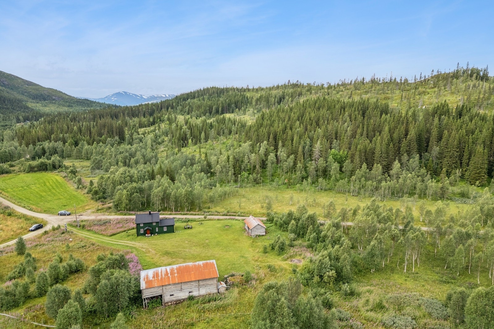 Det sies at fjøsbygningen og eldhuset er antatt oppført rundt 1914, og er med det også registrert i SEFRAK-registeret. Galleribilde