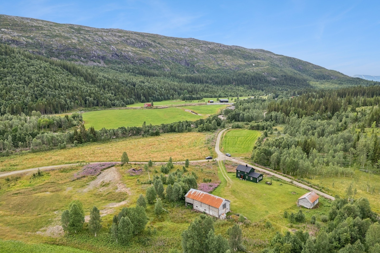 Flott utsikt mot omkringliggende jord- og skogsområder - her bor du med naturen som nærmeste nabo. Galleribilde